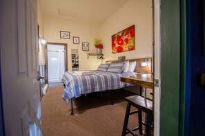 1 bedroom, desk, WiFi