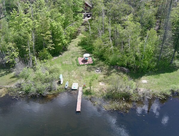 Laituri, joka ulottuu syvälle järveen, jonka ympärillä on tiheä metsä.