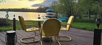 Lakefront Chalet - Lakeside Fire Pit / BBQ / Pet Friendly