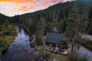 Front of property - Riversong Lodge by Avantstay Sauna + Hot Tub On The Truckee River (Truckee)