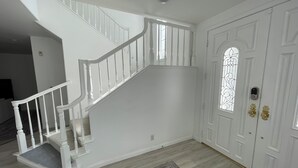 Eine Treppe mit weißen Geländern und einem Teppich.