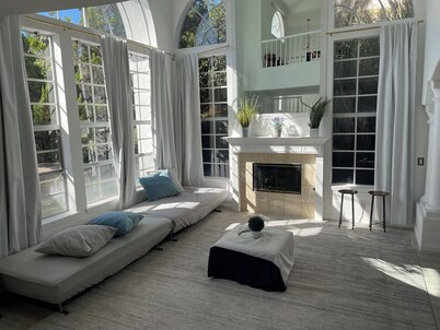 Large 6-bedroom house w/jacuzzi in lovely Monterey Park