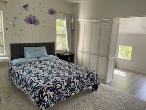6 bedrooms, desk, iron/ironing board, travel crib
