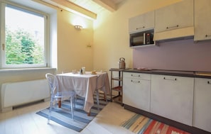 Refrigerador, microondas, utensilios de cocina