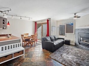 Älytelevisio, takka, videopelejä, DVD-soitin