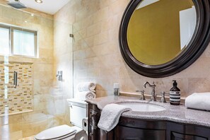 Huis (5 Bedrooms) | Badkamer | Een douche, gratis toiletartikelen, handdoeken, zeep