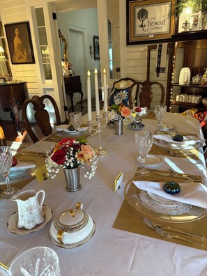 Free daily full breakfast - Chesnut Cottage Inn (Columbia)