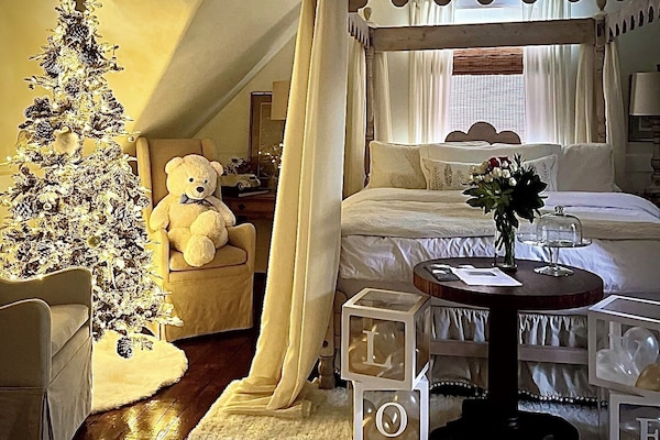 The Carriage House/Bridal Suite | Laptop workspace, blackout drapes, iron/ironing board, free WiFi