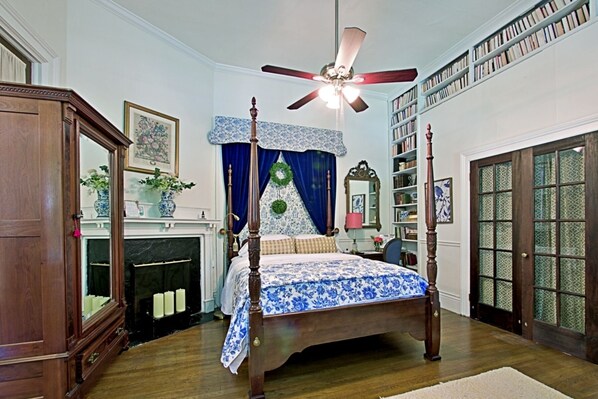 Luxury Suite, 1 Queen Bed, Non Smoking | Laptop workspace, blackout drapes, iron/ironing board, free WiFi