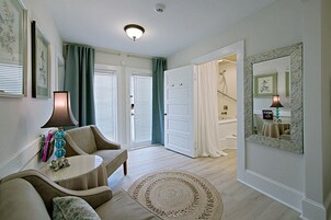 Superior-sviitti, tupakointi kielletty, näköala puutarhaan | Kannettavalle tietokoneelle sopiva työtila, pimennysverhot