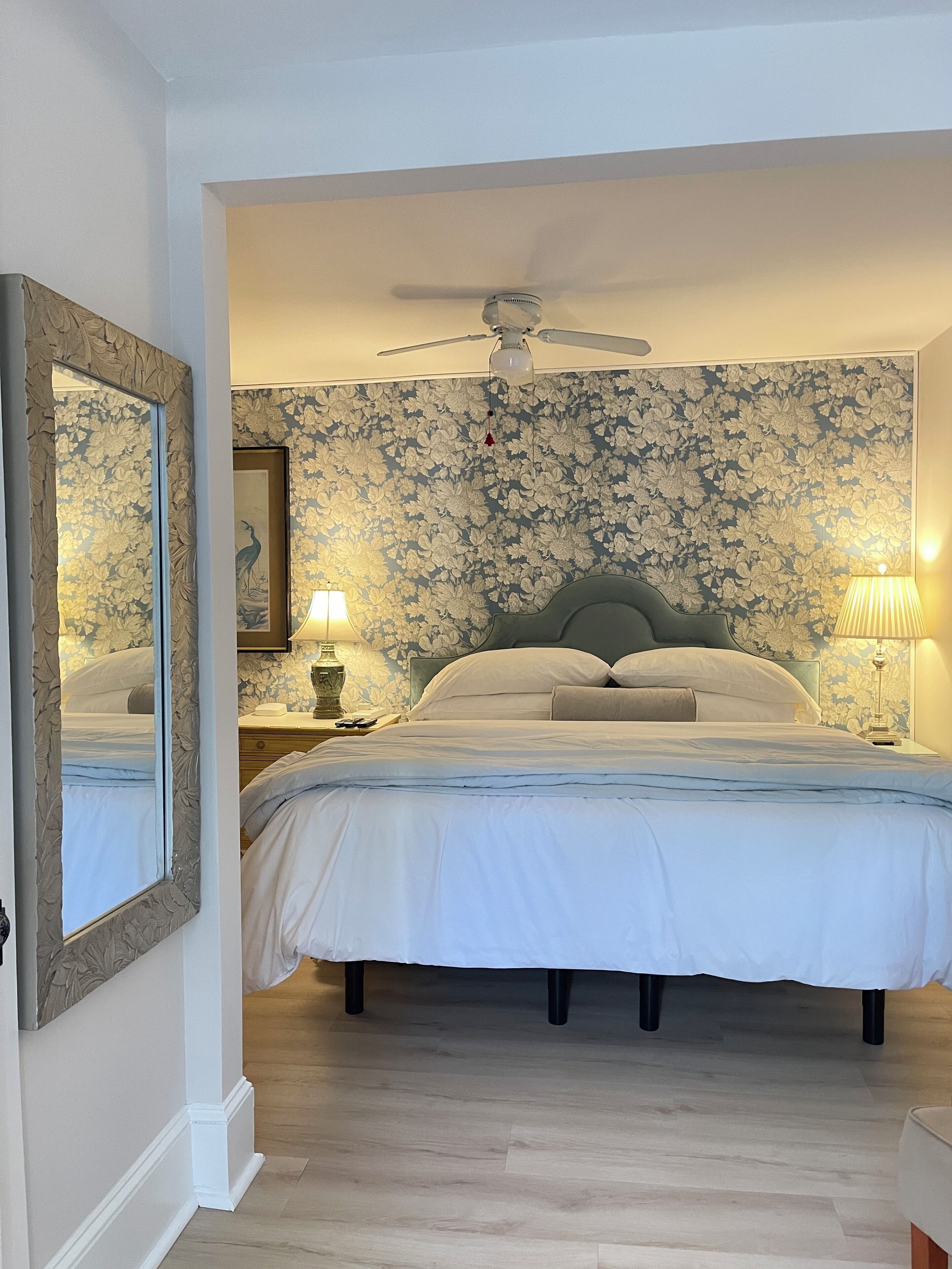 Espacio para trabajar con laptop y cortinas blackout 