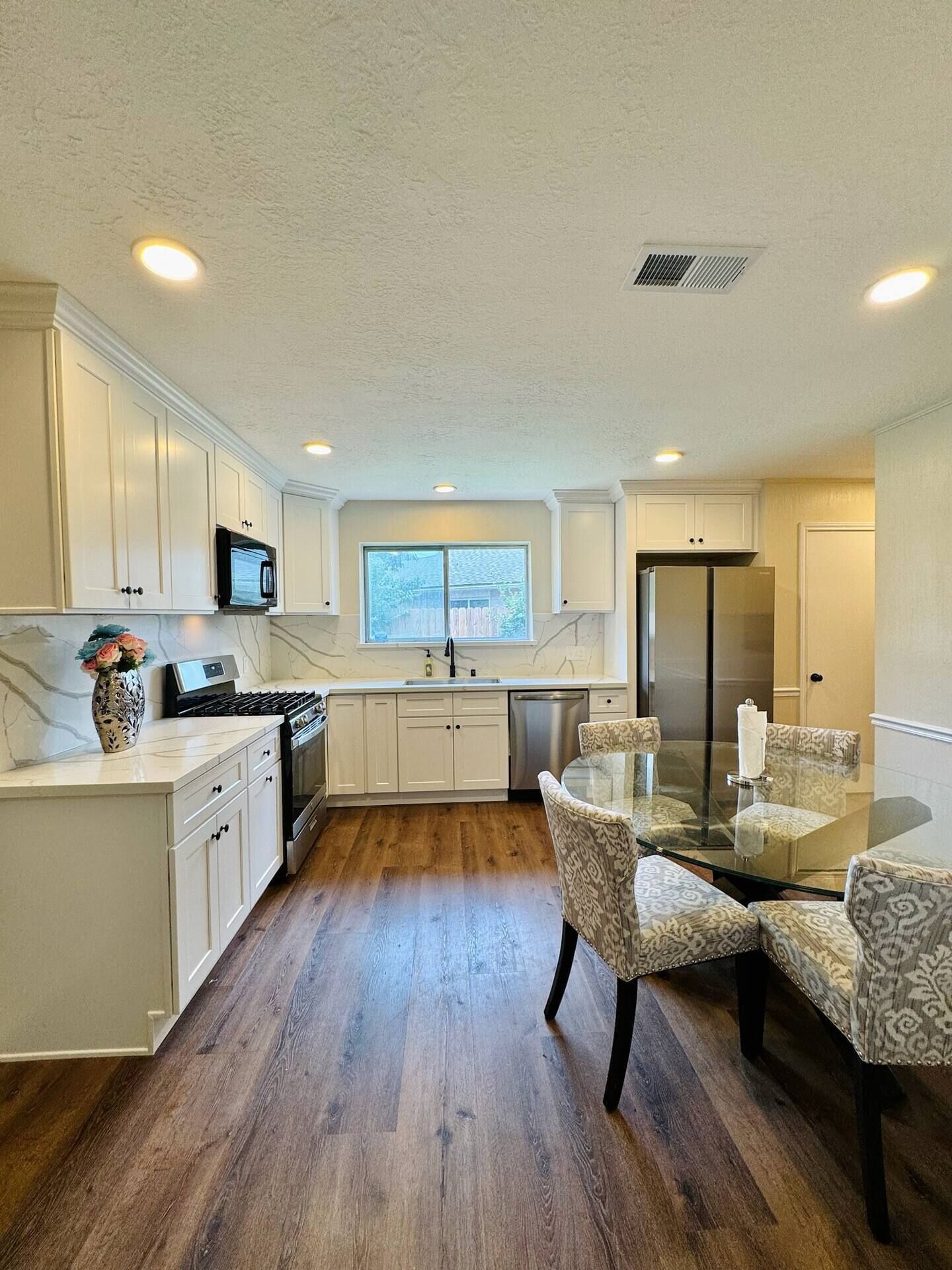 Micro-ondes, four, plaque de cuisson, lave-vaisselle