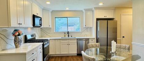 Microondas, horno, parrilla de estufa y lavavajillas