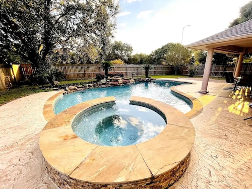 Private Outdoor Spa/Pool 5 Bedrooms Resident Home