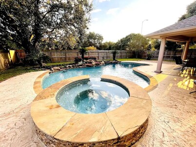 Private Outdoor Spa/Pool 5 Bedrooms Resident Home