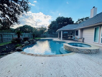 Private Outdoor Spa/Pool 5 Bedrooms Resident Home