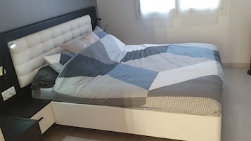 2 slaapkamers, een strijkplank/strijkijzer, gratis wifi, beddengoed