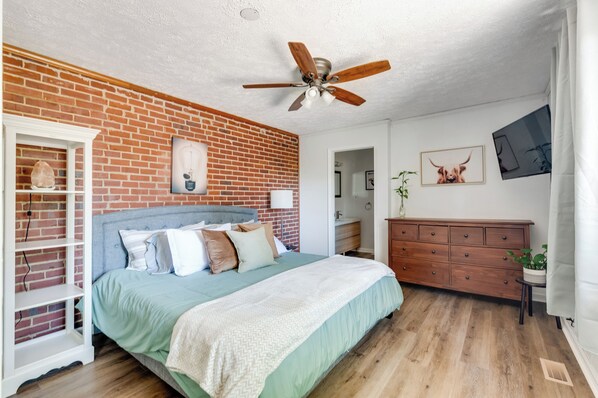 3 bedrooms, desk, iron/ironing board, free WiFi