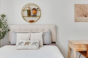 3 bedrooms, desk, free WiFi, bed sheets - The Henrico Hideaway: Firepit, Close to Everything (Richmond)