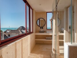 总统套房, 阳台, 海景 | 浴室 | 淋浴设施、大花洒淋浴喷头、吹风机、毛巾