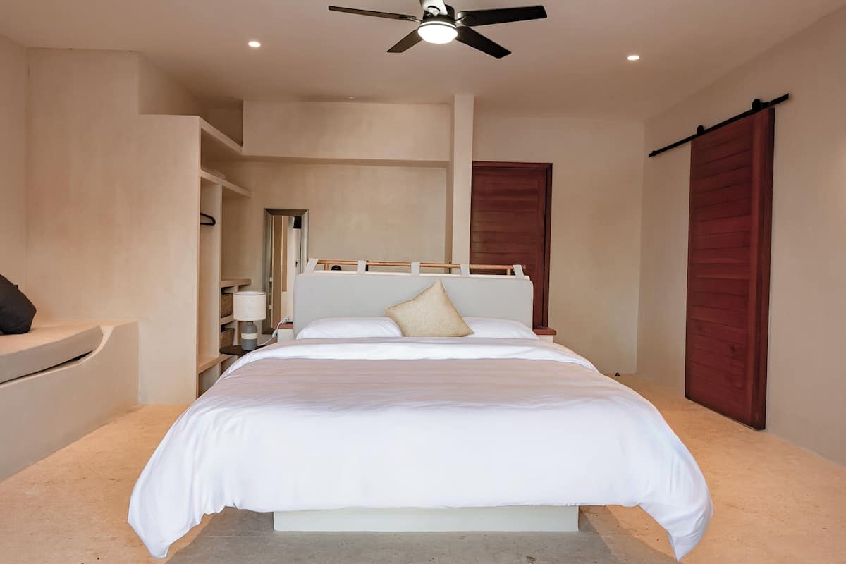 Deluxe suite, balkon, uitzicht op zee | 1 slaapkamer, luxe beddengoed, donzen dekbedden, een minibar