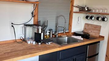 Een koelkast, een koffiezetapparaat/waterkoker