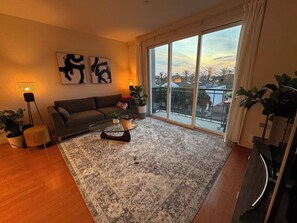 Living area - Charming 2-bedroom condo with Golden Gate and Bay Bridge View in Emeryville (Emeryville)