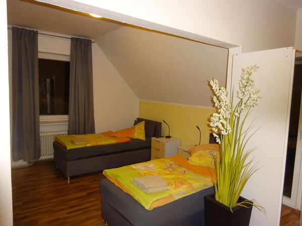 2 عدّة غرف نوم ومكواة/لوح كي وواي فاي وملاءات أسرّة