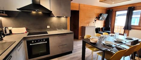 Microwave, dishwasher, cookware/dishes/utensils