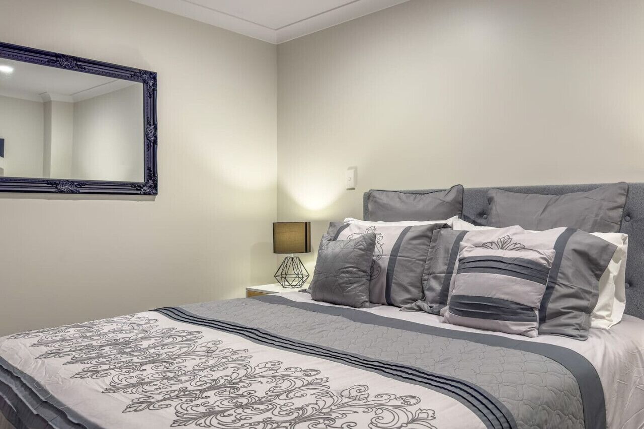 1 bedroom, desk, WiFi