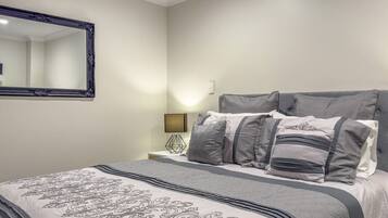 1 bedroom, desk, WiFi