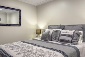 1 bedroom, desk, WiFi - The Aspiring Apartment (Hamilton)