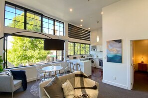 TV - The Statesman - Hamilton (Hamilton)