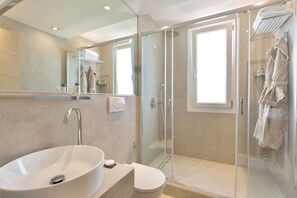 Regadera, secadora de cabello, bidet, toallas