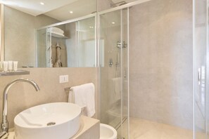 Bruser, hårtørrer, bidet, håndklæder