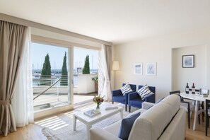 TV - Elegant and spacious three-room apartment with frontal sea view characterized by an elegant and refined design of approximately 100 m2 and arranged on two levels.On the first floor it is composed of a living room with double sofa bed and fully equipped i (Scarlino)
