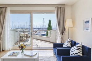TV - Elegant and spacious three-room apartment with frontal sea view characterized by an elegant and refined design of approximately 100 m2 and arranged on two levels.On the first floor it is composed of a living room with double sofa bed and fully equipped i (Scarlino)