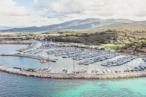 Marina - Elegant and spacious three-room apartment with frontal sea view characterized by an elegant and refined design of approximately 100 m2 and arranged on two levels.On the first floor it is composed of a living room with double sofa bed and fully equipped i (Scarlino)