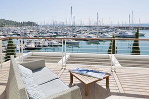 Property grounds - Elegant and spacious three-room apartment with frontal sea view characterized by an elegant and refined design of approximately 100 m2 and arranged on two levels.On the first floor it is composed of a living room with double sofa bed and fully equipped i (Scarlino)