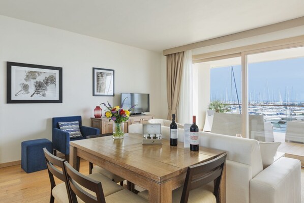 Dining - Elegant and spacious three-room apartment characterized by an elegant and refined design of approximately 75 m2 consisting of a living room with double sofa bed and fully equipped induction kitchen which leads to a large terrace furnished with table and  (Scarlino)