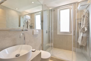 Douche, sĂšche-cheveux, bidet, serviettes fournies