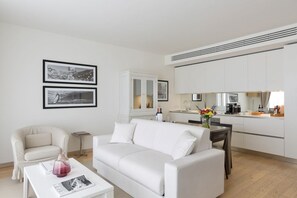 TV - Elegant and spacious three-room apartment characterized by an elegant and refined design of approximately 75 m2 consisting of a living room with double sofa bed and fully equipped induction kitchen which leads to a large terrace furnished with table and  (Scarlino)