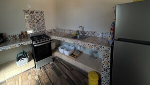 Eine Küche mit Herd, Spüle und Kühlschrank.