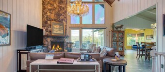 Lake Access, Game Room, Firepit, 3 Decks w/ Views Lakeview Ridge by Avantstay