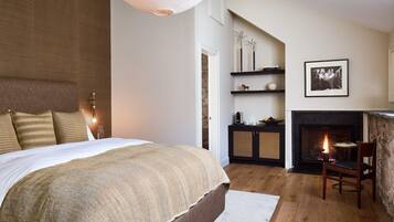 Deluxe Room w/Fire Place & Soaking Tub | In-room safe, blackout drapes, free WiFi