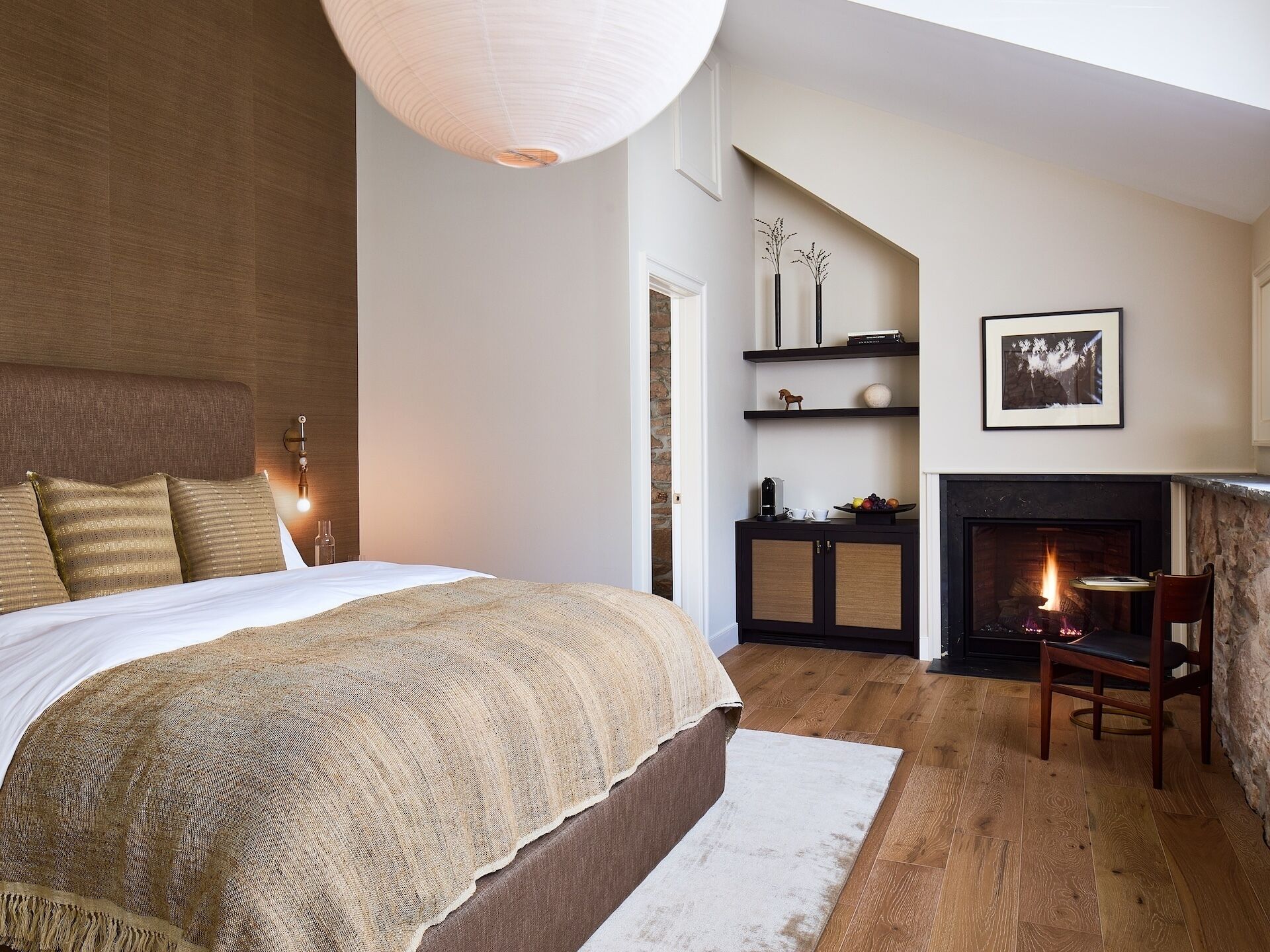 Deluxe Room w/Fire Place & Soaking Tub | Minibar, in-room safe, blackout drapes, free WiFi