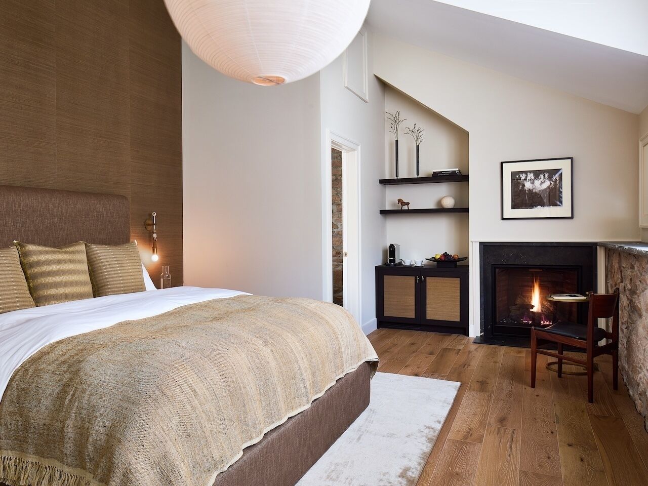 Deluxe Room w/Fire Place & Soaking Tub | Een minibar, een kluis op de kamer, verduisterende gordijnen