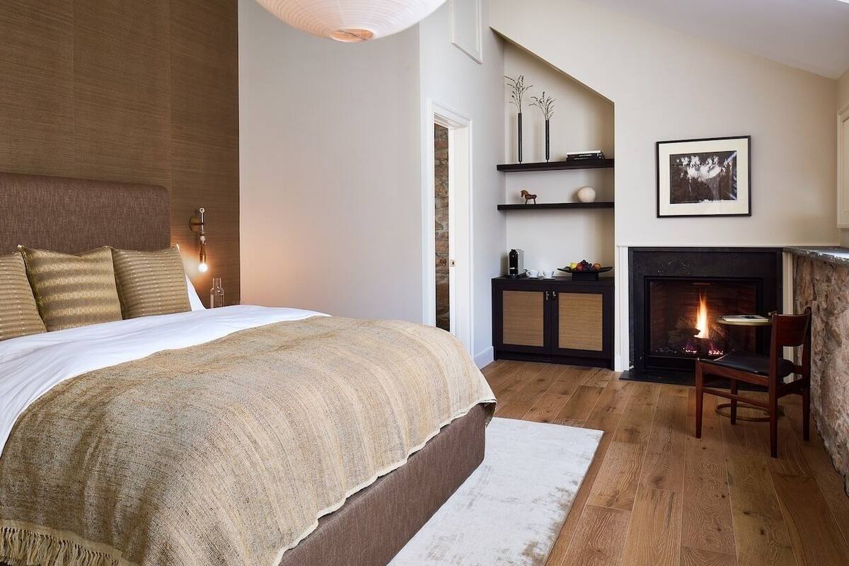 Deluxe Room w/Fire Place & Soaking Tub | Minibar, Zimmersafe, Verdunkelungsvorhänge, kostenloses WLAN