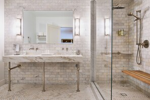 Junior Suite With Living & Dining Area | Banyo | Derin küvet, geniş duş başlığı, lüks banyo/kozmetik ürünleri 