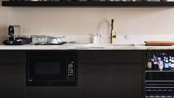 Junior Suite With Living & Dining Area | Privékeuken | Een mini-koelkast